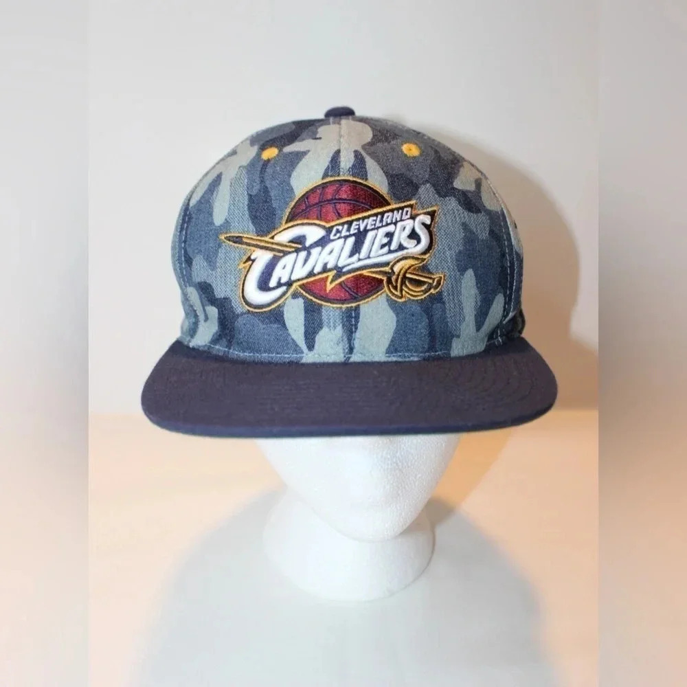 Mitchell & Ness NBA Cleveland Cavaliers Snapback Hat - Picture 3 of 11